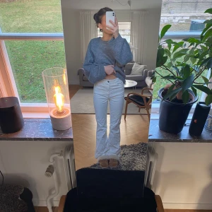 Crémevita jeans - Säljer ett par superfina crémevita jeans från & Other Stories! De är högmidjade och bootcut, samt i mycket bra skick 🤍