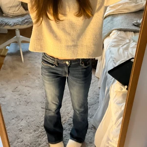 Blå jeans i bra skick - Säljer ett par snygga blå jeans i mycket bra skick. De har modellen/passformen bootcut. Jeansen har en stilren design utan extra detaljer. Dom är i storlek 158 men passar mig som vanliga fall har 32/34 eller xs/s. Dom är perfekta för både höst och vinter! 💕