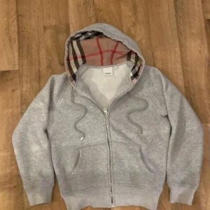 Burberry Hoodie - Tjo säljer en fett Hoodie står storlek S men passar nån mindre som är cirka 160-165 lång.🙌🏻🙌🏻