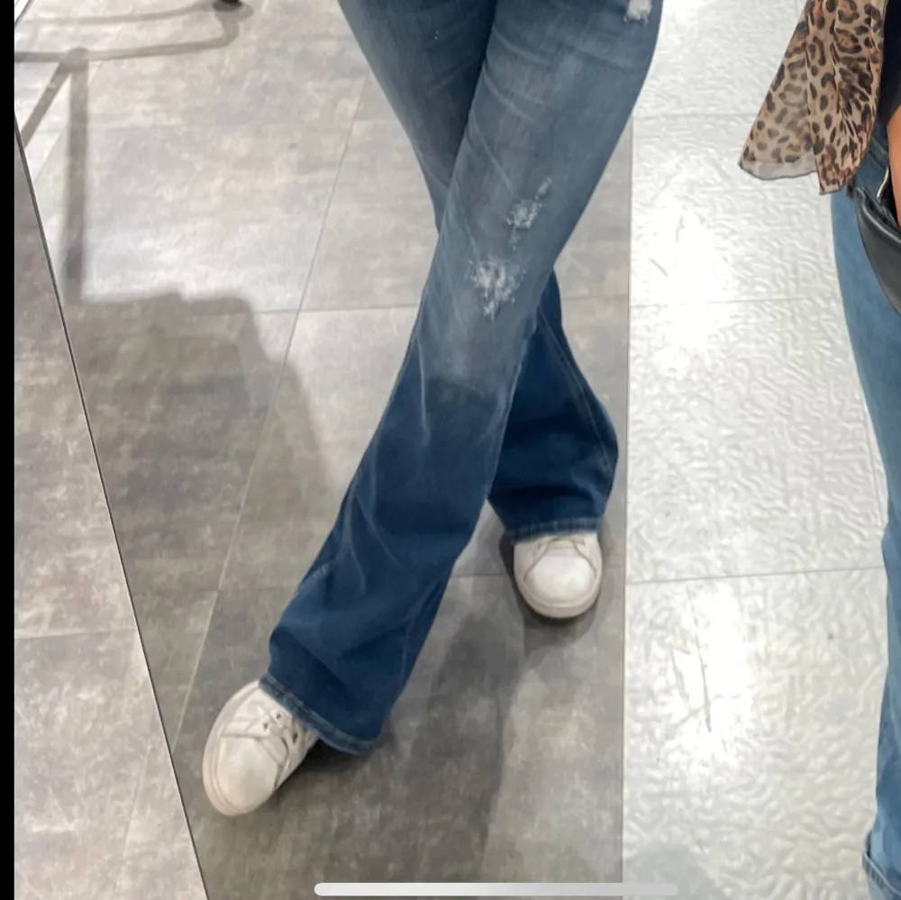 Säljer ett par snygga blå bootcut jeans i bra skick. De har en cool slitningseffekt och är perfekta för en avslappnad stil.                       Midjemått:31cm.   Innerbenslängd : 83cm.    Passar bra till sneakers eller klackar. Perfekta för både vardag och fest! . Jeans & Byxor.