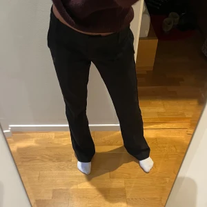lågmidjade kostymbyxor svart - Svarta lågmidjade kostymbyxor. Från bikbok, använda fåtal gånger & i fint skick. 💕💕pris kan diskuteras 