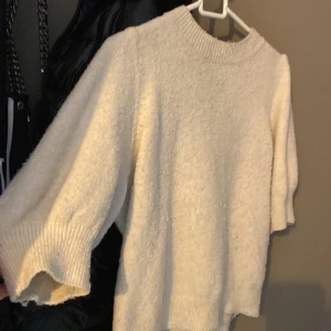 Vit stickad tröja från Vero Moda - Mysig vit stickad tröja från Vero Moda i storlek M. 