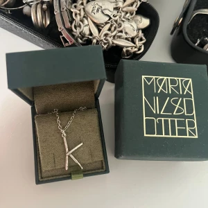 Maria Nilsdotter Halsband - Sååå fint maria nilsdotter bokstav halsband K i silver. LÄNGD: 50. Säljer pga använder inte silver längre! Nypris: 1895kr