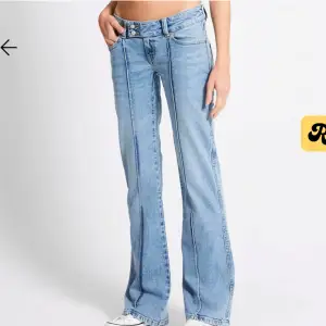 Säljer ett par snygga ljusblå bootcut jeans i mycket bra skick, använda 2 ggr. Perfekta för en avslappnad stil och passar till både vardag och fest. Storleken är s. Nypris 400kr säljer för 299kr