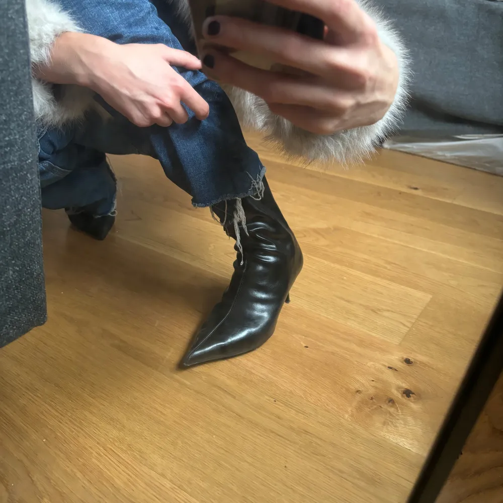 Säljer ett par svarta boots i skinn med spetsig tå från zara . Skor.