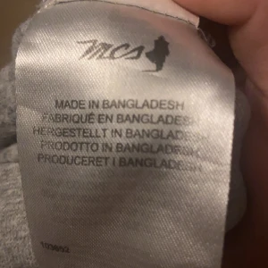 Grå tröja från Morris - Säljer en snygg grå tröja från Morris i storlek M. Tröjan har en klassisk design med rund hals och långa ärmar. Perfekt för en avslappnad stil och passar bra till både jeans och chinos. Den är i bra skick och redo för nya äventyr! Pris kan diskuteras!!