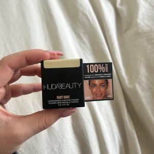 Huda Beauty Baking & Setting Powder - Säljer en Huda Beauty Baby Bake Loose Baking & Setting Powder. OÖPPNAD. Färg banana bread! Köpte helt fel färg och kan ej lämna tillbaka så säljer den här istället🫶🏼