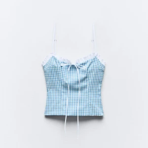 Jättesöt korsettopp - Söt korsettopp i blått och vitt rutmönster med smala axelband och volangdetaljer vid bysten.💕Endast använt en gång, nypris 329kr