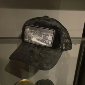 Svart keps från Onecap - Snygg svart keps från Onecap med en bild på LAS vegas. Skick 9,5/10. Använda ca 5 gånger 