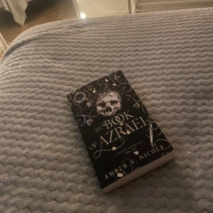 The Book of Azrael - Säljer 'The Book of Azrael' av Amber V. Nicole. Perfekt för dig som gillar fantasy och övernaturliga berättelser. Boken är i gott skick och redo att läsas! Boken är en pocket bok, men skulle ändå beskriva den som medel, ”mindre inbunden” bok då den är lite större än en pocket bok, enligt mig.