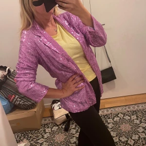 Lila paljettkavaj - Säljer en superglittrig lila kavaj med paljetter. Perfekt för fest eller nyår! Den har en normal passform och långa ärmar. Kavajen är i mycket bra skick och ger verkligen en wow-effekt. Passar perfekt över en enkel topp för att lyfta hela outfiten. ✨Helt ny