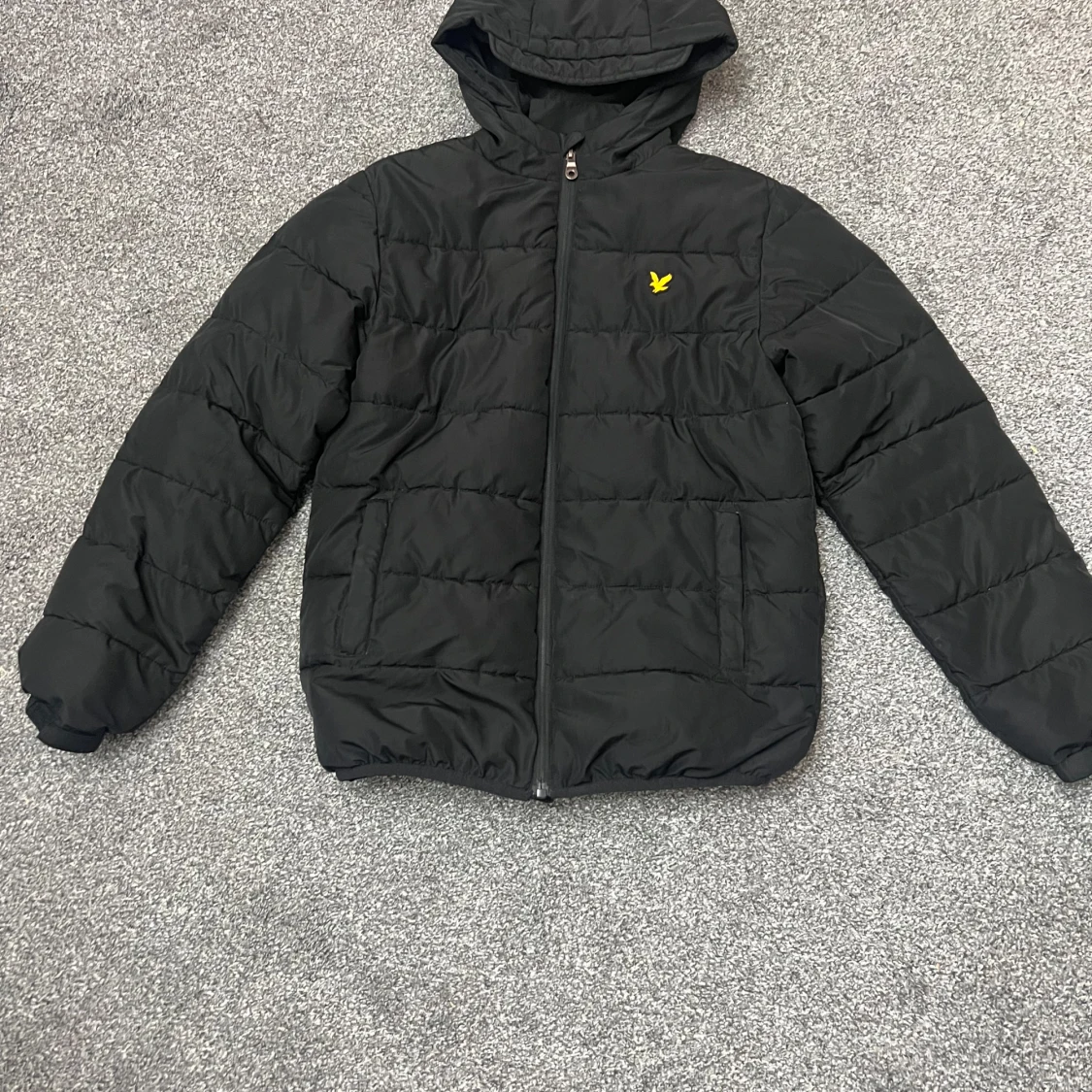 Svart pufferjacka med huva