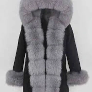 Svart kappa med grå pälsdetaljer - Säljer en elegant svart kappa med lyxiga grå pälsdetaljer runt huva, ärmslut och framkant. Perfekt för kalla vinterdagar när du vill hålla dig varm och stilren. Passar både till vardags och festliga tillfällen. 🖤