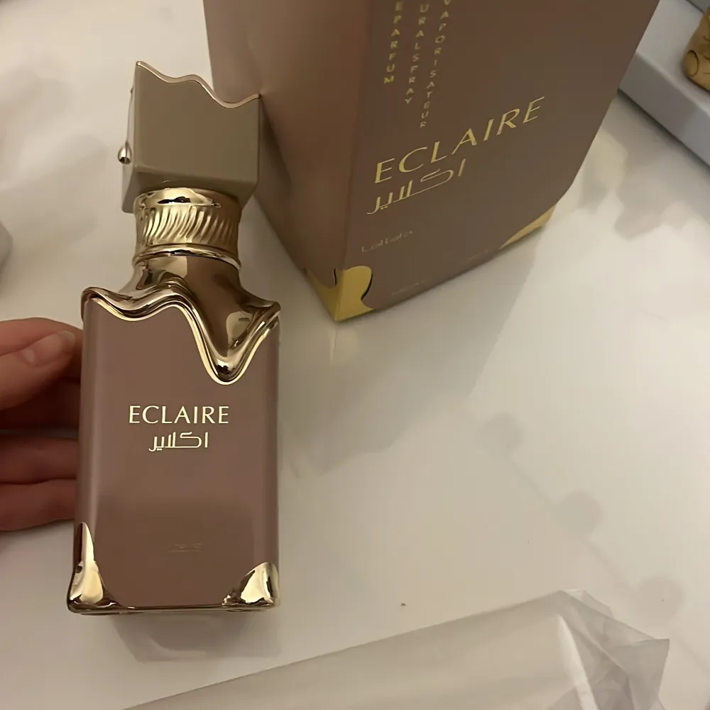 Säljer en lyxig Eclaire Eau de Parfum från Lattafa. Doften har toppnoter av socker, karamell och mjölk, mellannoter av honung och vita blommor, samt basnoter av vanilj, pralin och mysk. Jag har bara använt max 7 sprut så den är nästan helt ny. 100ml. Parfym.