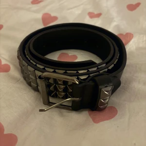 Nitbälte - Säljer mitt nitbälte eftersom det inte är min stil längre, den är i toppskick och är ca 100 cm lång!🤗 skriv privat om du har frågor eller vill ha fler bilder skriv även innan du köper tack!🙏