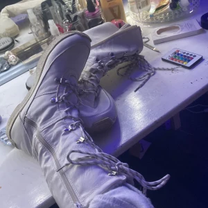 Vita vinterkängor med foder - Säljer ett par vita vinterkängor i mycket bra skick. De har snörning och är fodrade med mjukt material för extra värme. Perfekta för kalla vinterdagar! De är både snygga och praktiska med en robust sula.