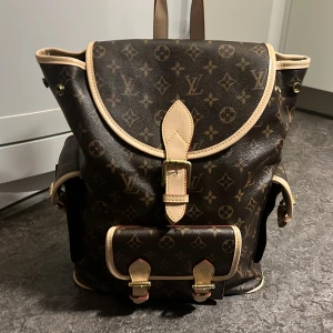 Ryggsäck 🎒  - Ryggsäck med snygg design bra skick stora bra fickor 🩶🤍🩶🤍. PRISET GÅR ATT DISKUTERA!