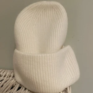 Vit ribbad mössa - Skitsnygg vit mössa, aldranvänd då jag råka köpa 2 💘