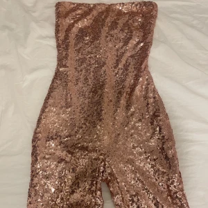 Glitter dräkt  - Super fin glitter dräkt är som cykelbyxor i benen så dom är inte långa utan går över knäna men bara hör av dig för fler bilder, helt oanvänd endast köpt för kylie jenner haft den på sin födelsedag 😂