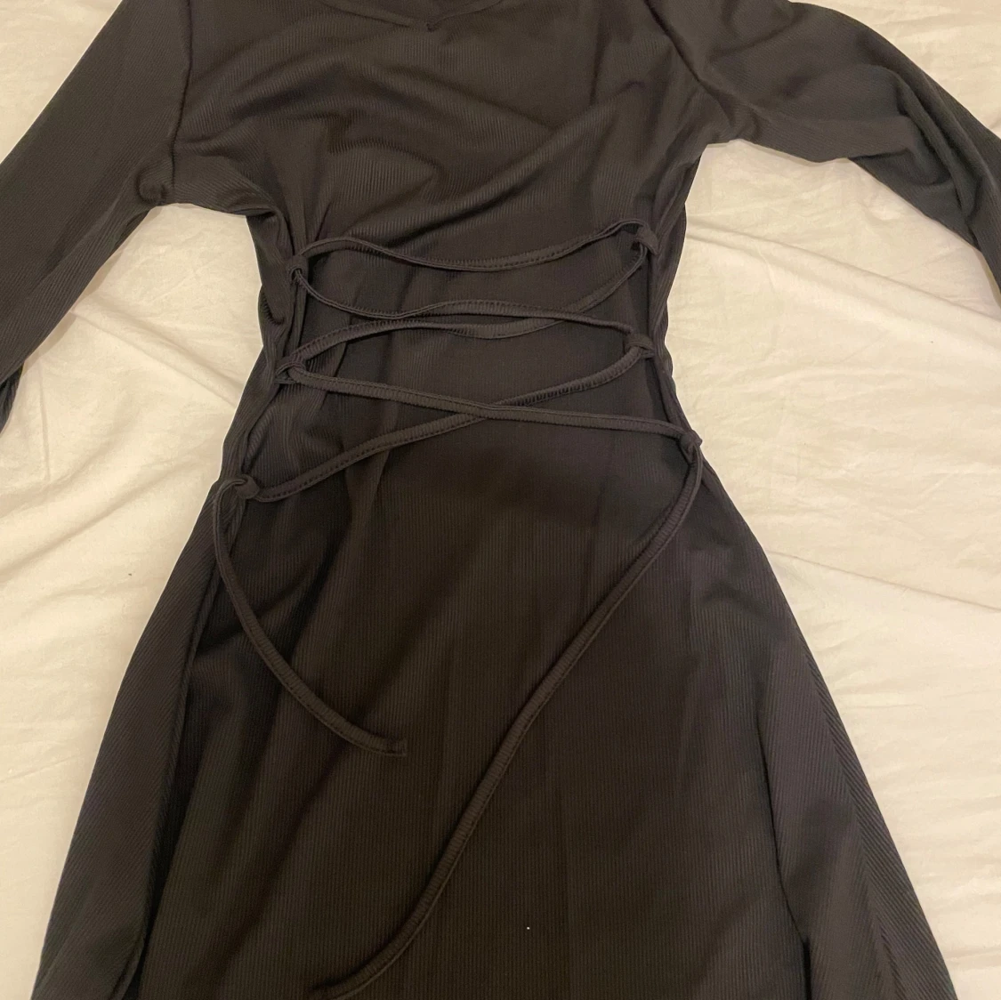 Svart ribbad klänning med snörning - 90