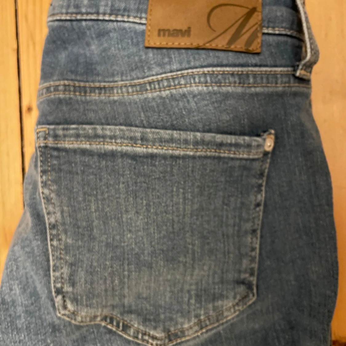 Blå jeans från Mavi - 90