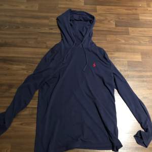 Tja, säljer en Ralph lauren hoodie i mörkblått med röd logga. Den är i storlek S (vuxen). Väldigt bra  skick inga slitningar eller liknande. Pris ej hugget i sten. Hör av er om ni har några frågor! Den passar runt 175-185! 