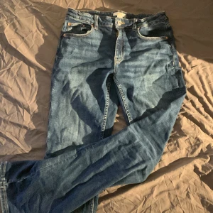 Blå jeans från Gina Tricot - Säljer ett par klassiska blå jeans från Gina Tricot i storlek 164.De har en liten fläck men går säkert att tvätta bort! De kan matchas med det mesta i garderoben. Skicket är bra och de är redo för en ny ägare! Och pris kan diskuteras. 