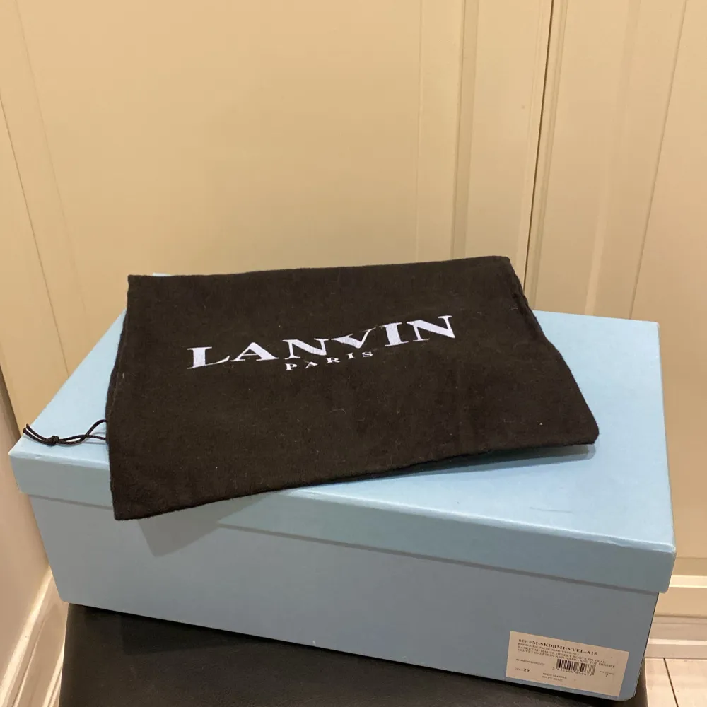 Lanvin skor. Färg navy. Storlek Uk 7 passar 42. Skick 8/10, lite lite creasade se bild ( inget som syns vid användning). Medföljer box och dustbag.. Skor.