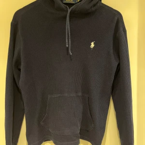 Stickad Ralph Lauren hoodie - Riktigt nice stickad Ralph Lauren hoodie i storlek S inga defekter. Bara skriva om ni har några funderingar 