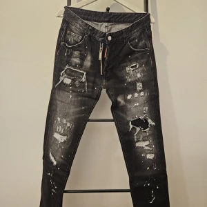 Svarta jeans från Dsquared2 - Säljer ett par svarta jeans från Dsquared2 helt nya! Storlek 32