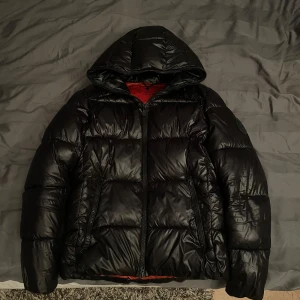 Save The Duck Vinterjacka  - Snygg och varm jacka från märket Save The Duck. Perfekt nu till vintern! Nypris 3 095kr. Modellen på bild är 177 cm lång. Storlek M