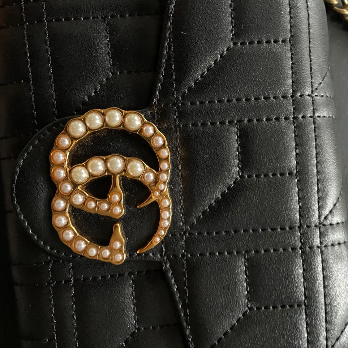 Svart quiltad axelväska med pärldetaljer - 90