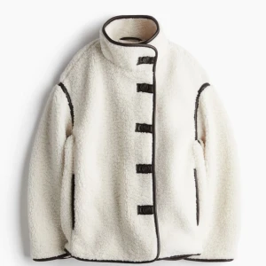 Vit teddyjacka HM!! - Säljer den supermysiga populära teddyjackan ifrån hm! Helt slutsåld. Supernice nu då den är väldigt varm💕 endast använd 2 gånger så i nyskick 