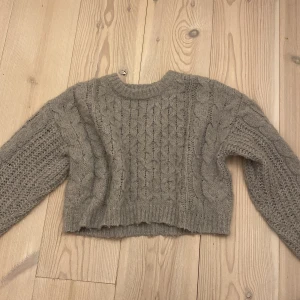 Grå stickad tröja från Zara! Storlek 152!💕 - Säljer en supermysig grå stickad tröja från Zara i storlek 152. Den har ett snyggt flätmönster och är perfekt för hösten och vintern!💓 är använd fåtal gånger och har inga tecken på användning!