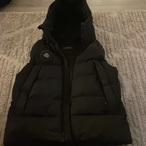 Sail Racing Väst svart  - Tjockt material strl L/XL. Märket på västen lite grann slitet men annars är allt perfekt.