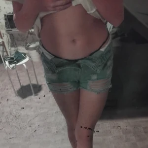 Blåa jeansshorts - Säljer ett par blåa jeansshorts i bra skick. De är lågmidjade om man viker ner dem som jag gjorde på bilderna och har en sliten look med fransiga kanter. Perfekta för sommaren och festivaler! 🕶️