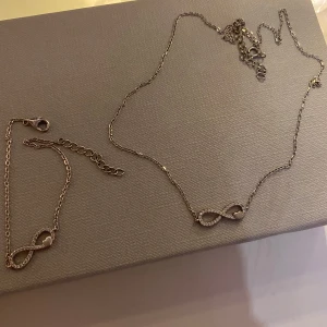 Halsband och armband sett i silver - Halsband och armband i äkta silver från Ur & Penn. Perfekt som julklapp! Ord pris 398+298. Säljer för jag fick settet från mitt ex och varför inte tjäna pengar på det istället för att slänga?😅Väldigt fint skick💕 så supporta gärna!