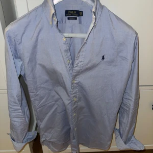Polo Ralph Lauren Skjorta - Säljer nu en fet blå raffe skjorta för endast 399kr! Den är storlek S men passar även M! Bara höra av er vid minsta intresse! 