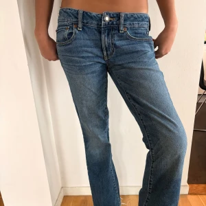 Lågmidjade jeans - Lågmidjade straight jeans från American Eagle i strl S💫