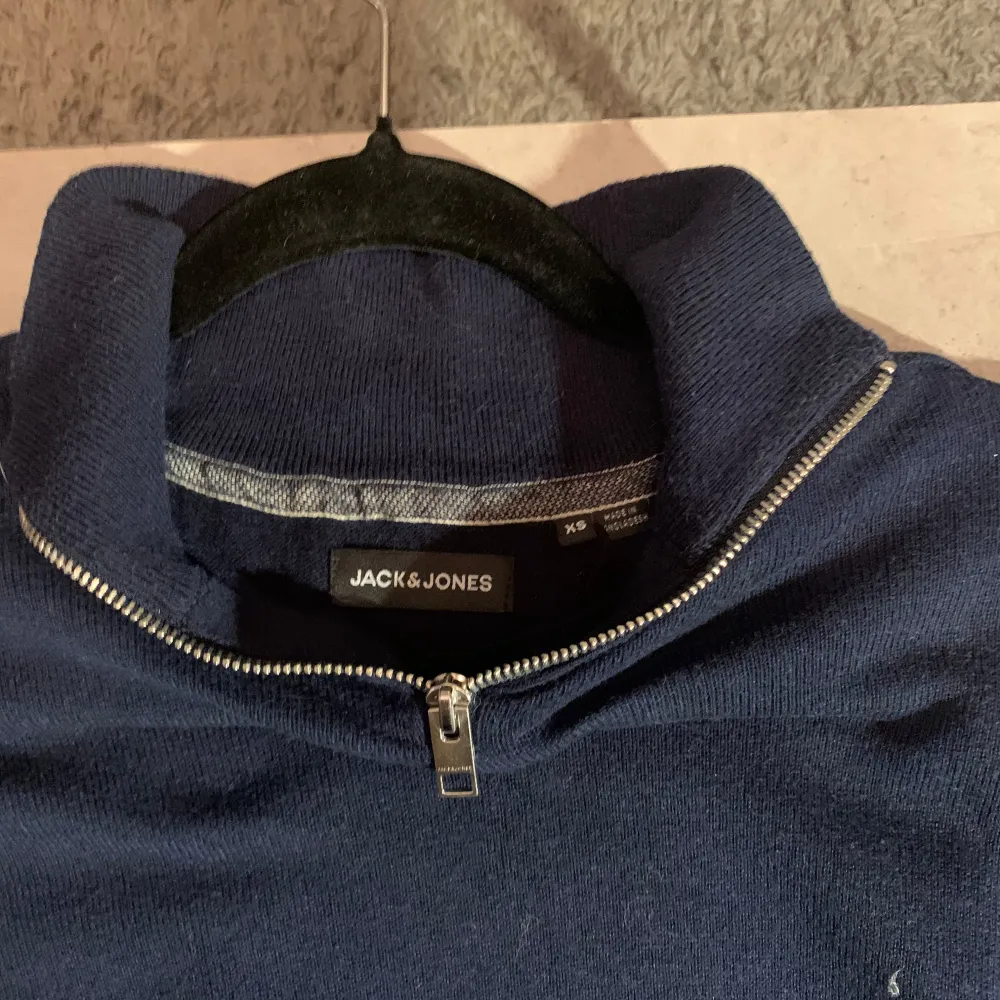 Säljer en Half zip tröja från Jack and Jones i färgen marinblå, storleken Xs, passar även i S, är för liten för mig men hoppas att den får någon användning hos någon annan, kom med frågor men mera,. Tröjor & Koftor.