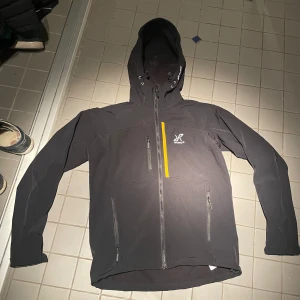 skidjacka RevolutionRace - Säljer en svart jacka från RevolutionRace i nytt skick. Jackan är enbart använd i 3 dagar totalt förra skidsäsongen och kostar runt 2000 n👍 hör gärna av er vi eventuella frågor🙂