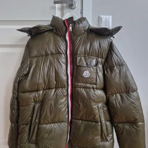 Jacka - Oanvänd grön jacka stl XS. 