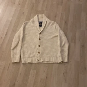 Cardigan/kofta från Hampton Republic - Säljer en  riktigt snygg  och sällsynt cardigan från Hampton republic i riktig bra skick 