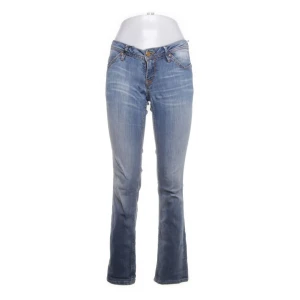 Blå bootcut jeans - Snygga blå bootcut jeans i bra skick. Från Hilfiger denim i storlek 25/32❤️