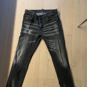 Svarta jeans från Dsquared2 - Säljer ett par snygga dsquared2 jeans eftersom dem har blivit för små. 