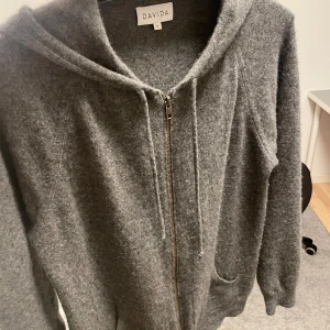 Eftertraktad kashmirhoodie - Säljer en mycket eftertraktad och exklusiv Kashmirhoodie från märket Davida. Den är i mycket fint skick och väldigt skonsamt omhändertagen. Hoodien är i storlek S men passar M. Alla og taggar och sånt finns kvar. Nypris på denna är 2800kr.  Hör av er vid minsta lilla fråga. 