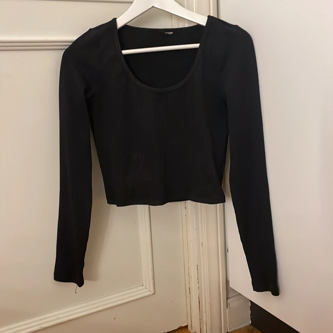Svart ribbad långärmad topp - 28
