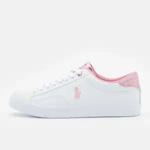 Säljer ett par snygga vita sneakers från Polo med rosa glittriga detaljer på hälen och insidan. Skorna har en klassisk design med snörning och är perfekta för både vardag och fest. De är i nytt skick och kommer i originalförpackning.