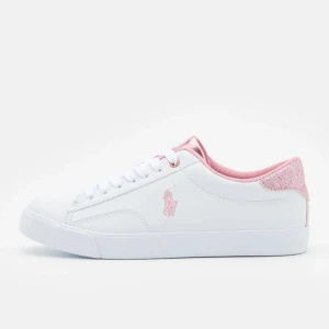 Vita sneakers med rosa detaljer från Polo - Säljer ett par snygga vita sneakers från Polo med rosa glittriga detaljer på hälen och insidan. Skorna har en klassisk design med snörning och är perfekta för både vardag och fest. kommer i originalförpackning.