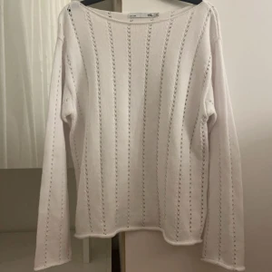 Vit ribbad tröja  - Säljer en stilren vit ribbad tröja. Den har ett diskret randigt mönster och är långärmad, perfekt för både vår och höst. Tröjan är i mycket bra skick och passar till både vardag och fest. Superbekväm och lätt att matcha med andra plagg! Helt oanvänd